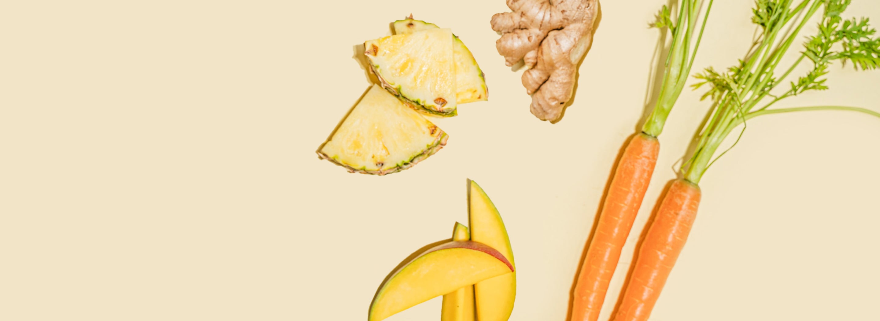 Layout von Ananas, Ingwer, Mango und Karotten